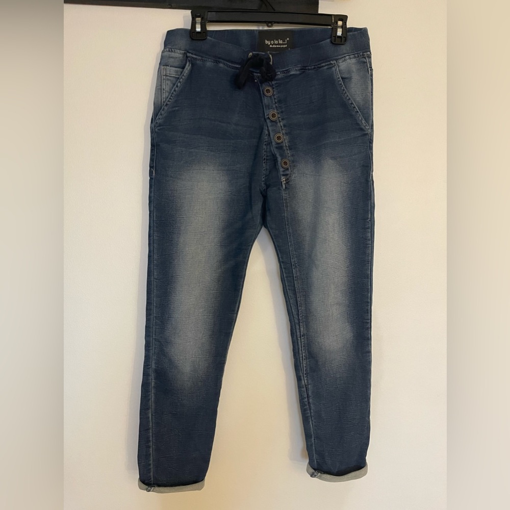 Soft asymmetrical buttons denim jeans